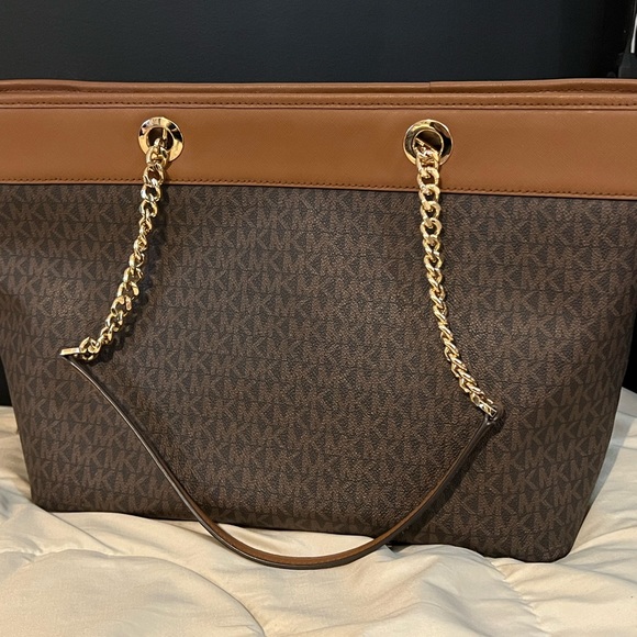 Michael Kors purse - Picture 3 of 6